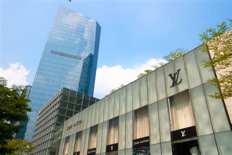 louis vuitton closes stores in china